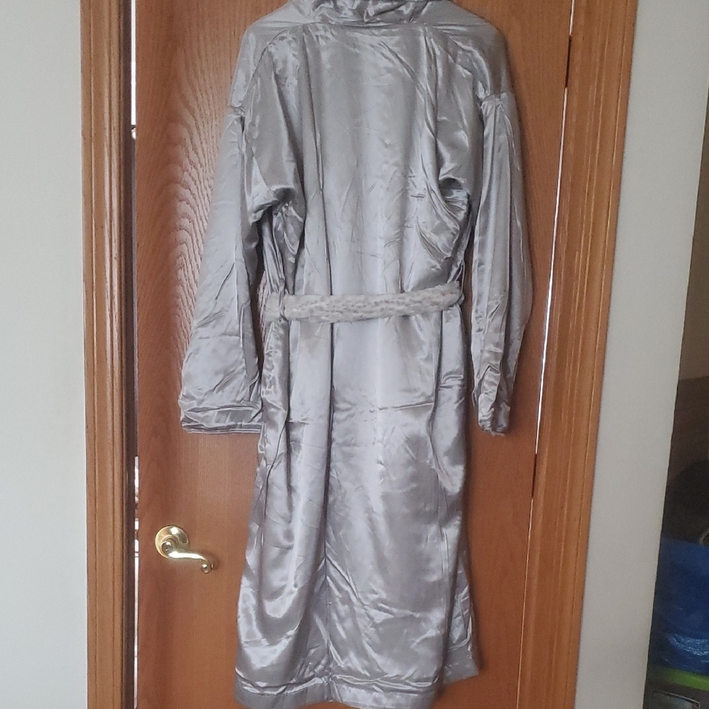 Giraffe at Home Gray Satin Robe - Picture 5 of 14